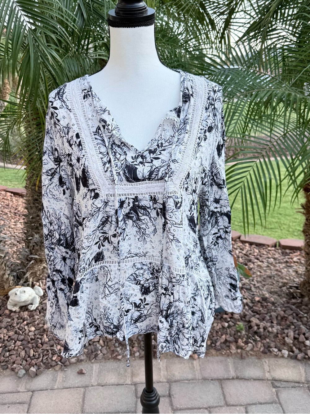 Angie Women's Blue Floral Smocked Bell Sleeve Pheasant Top Size L - EUC
